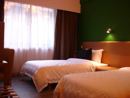 Garden_Inn_Twin_Room.jpg